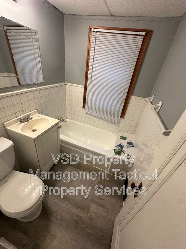 Building Photo - 3289 E 143rd St