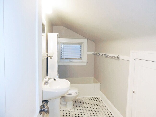 Building Photo - 5 Bed - 2 Full Bath Cape Cod for Rent!
