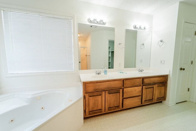 Building Photo - 4 bed, 3 bath, home with privet sunroom off master.
