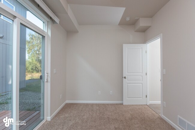 Building Photo - 150 Willow View Circle