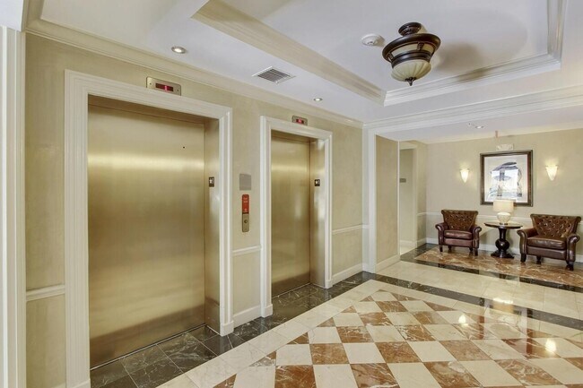 Building Photo - 806 E Windward Way
