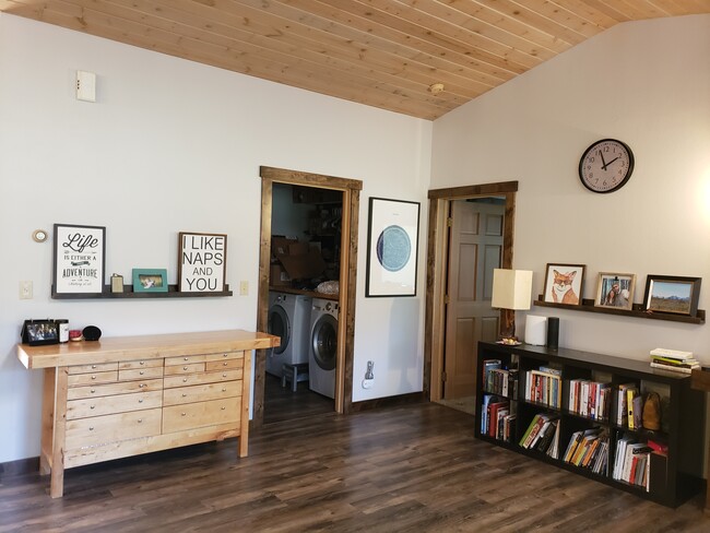 Living room, vaulted ceilings - 7 Willowbrook Close