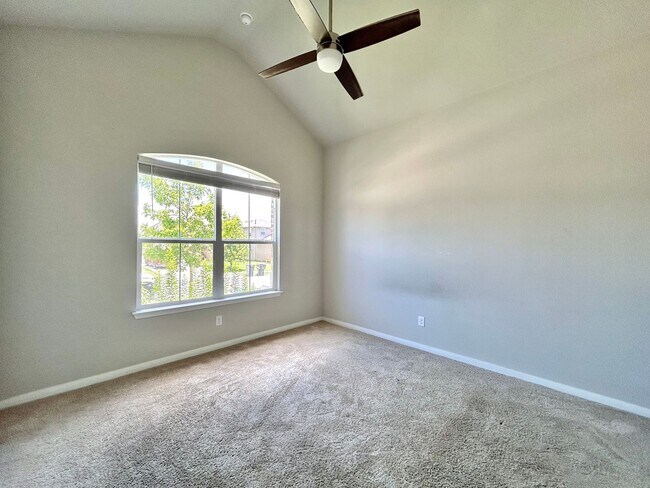 Building Photo - Bright and Spacious 4/BR 3/BA Home with Pr...