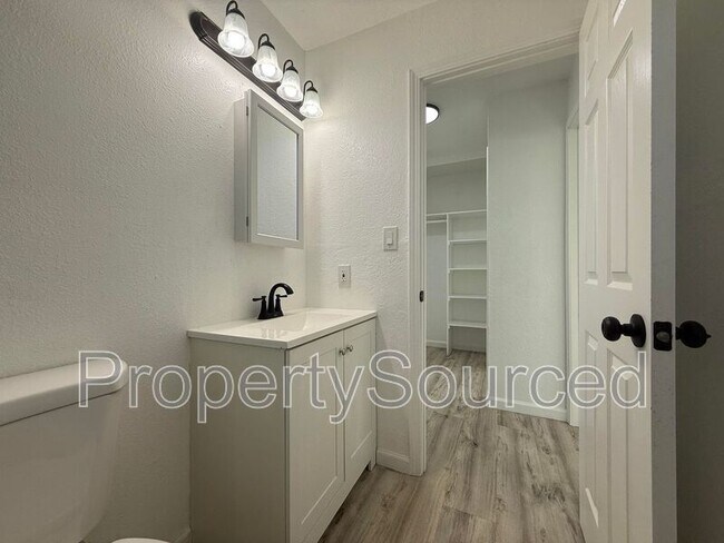 Building Photo - 911 E H St