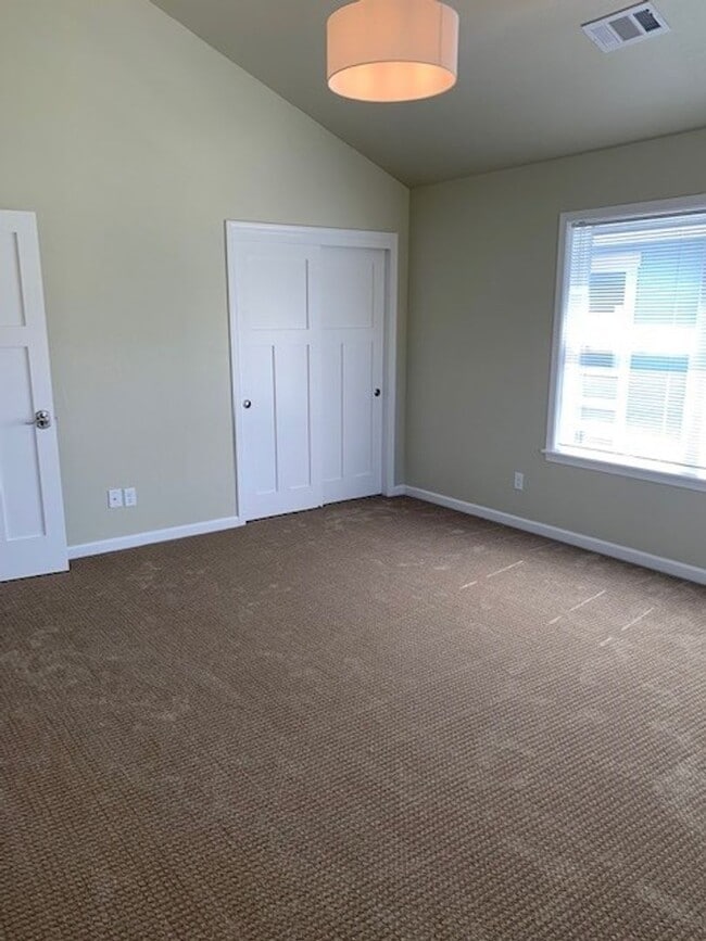 Building Photo - 3 Bedroom 2 Bath Single Family Home