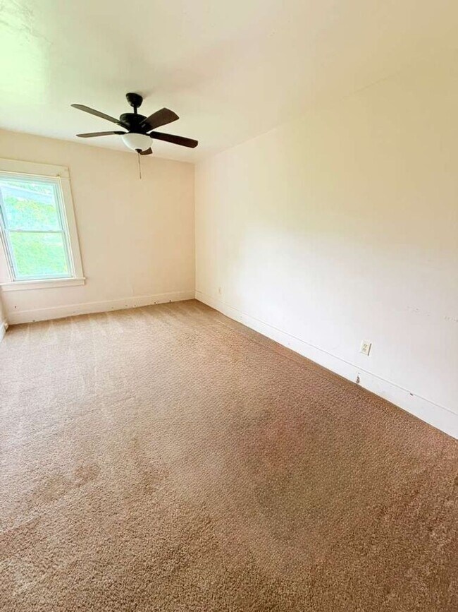 Building Photo - Spacious 2 bedroom house in Penn Hills!!!