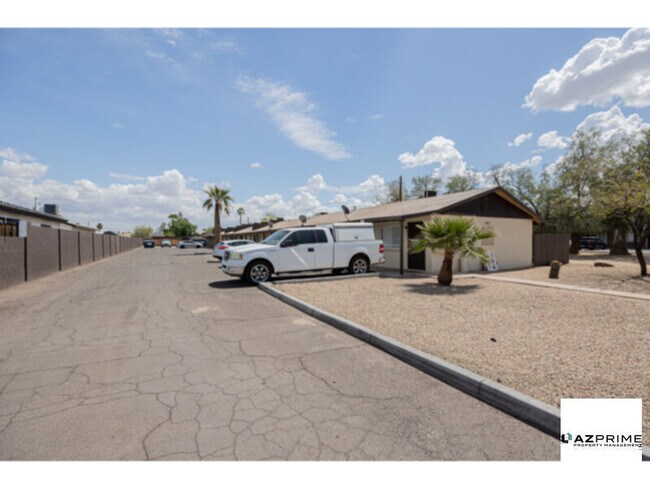 Building Photo - FREE ONE MONTH RENT MOVE IN SPECIAL!  Modern 1/1 Phoenix Apartment - Stylish &amp; Convenient!