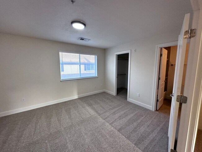 Building Photo - 165 Lancaster Dr