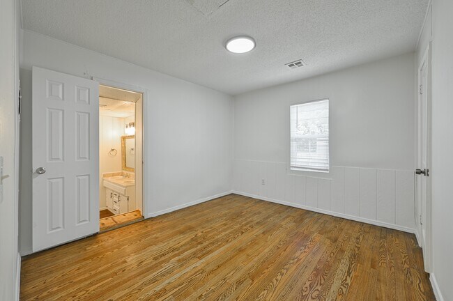 Building Photo - 713 NE 34th Terrace