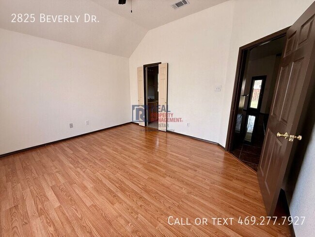 Building Photo - 2825 Beverly Dr