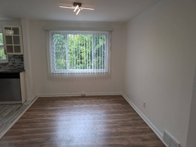 Building Photo - 125 E Willock Rd