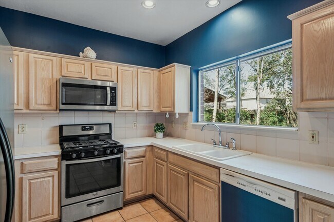 Building Photo - 2630 Lakeway Dr