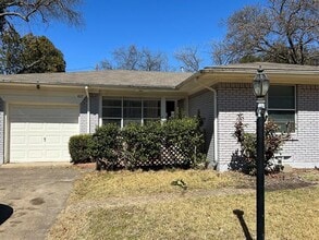 Building Photo - 427 Royal Crest Dr