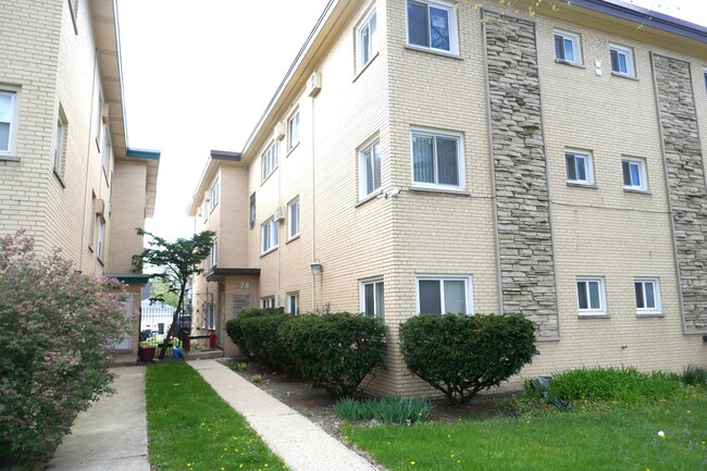 Building Photo - 828 N Austin Blvd