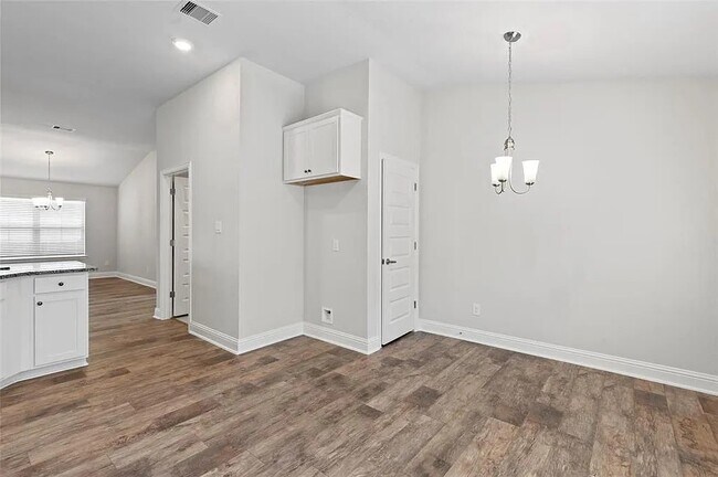 Building Photo - 2708 Golden Palms Ln