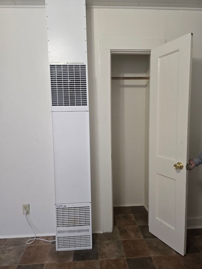 Building Photo - Cute 2 Bedroom