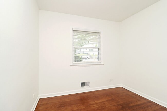 Building Photo - Newly Renovated One Level Downtown Residence