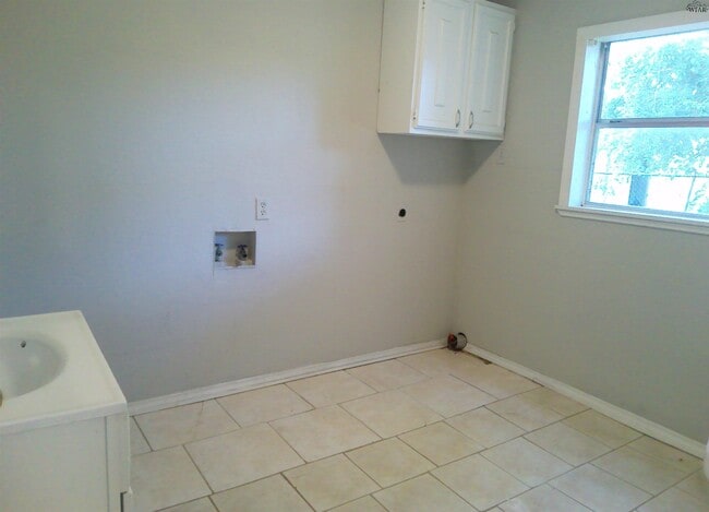 Building Photo - 5304 Burkburnett Rd