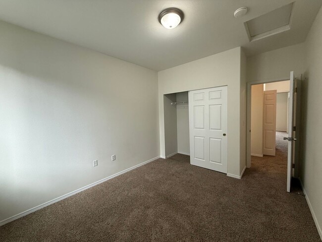 Building Photo - 4 Bed 3 Bath Gated Townhome Near Maplewood Golf