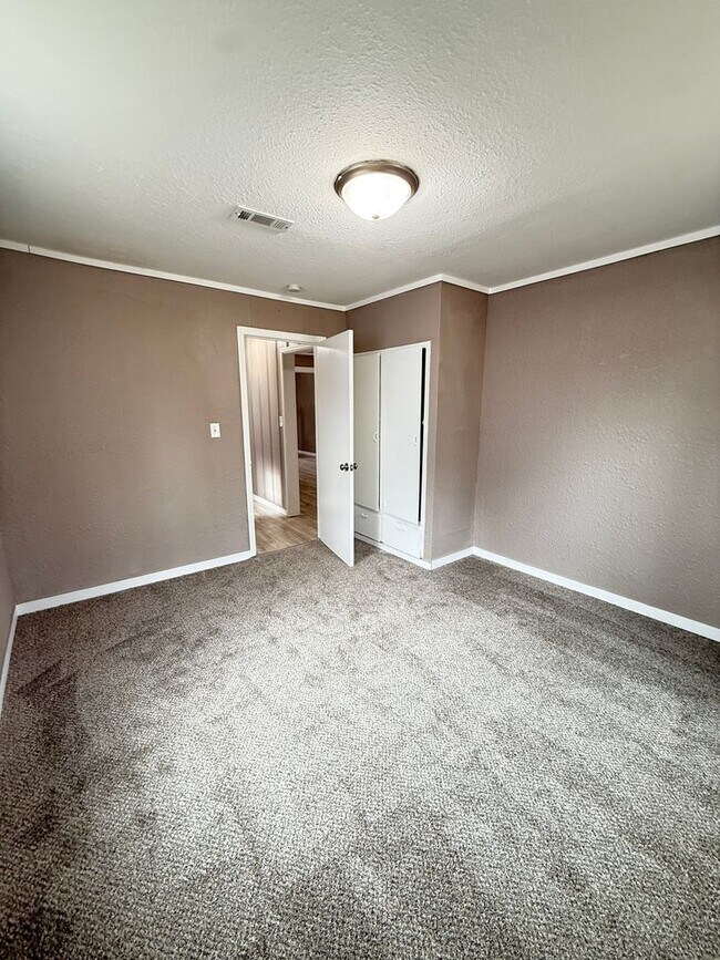 Building Photo - 3 bedroom/1 bath house