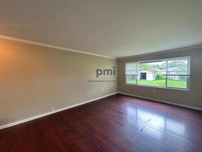 Building Photo - 385 Briarwood Dr