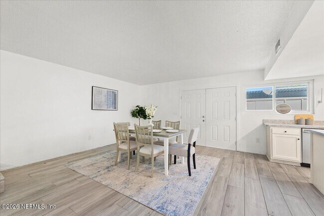 Building Photo - 8140 Sutton Pl N