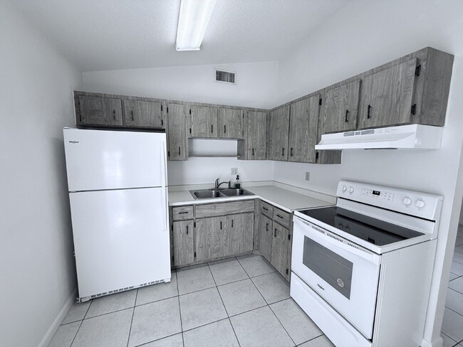 Building Photo - 2-Bedroom / 1-Bathroom