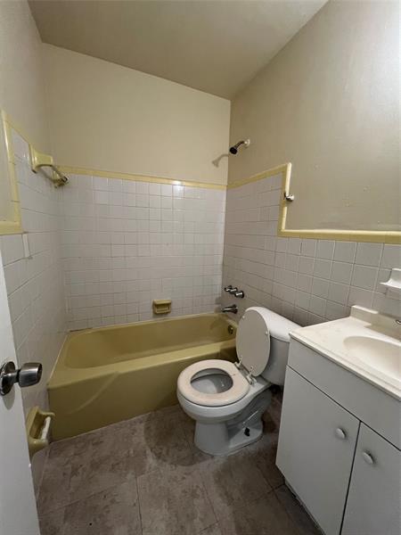 Building Photo - 437 NW 9th Ave