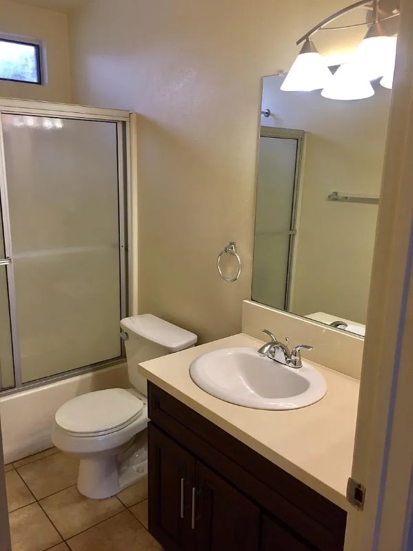 Building Photo - 725 E Providencia Ave