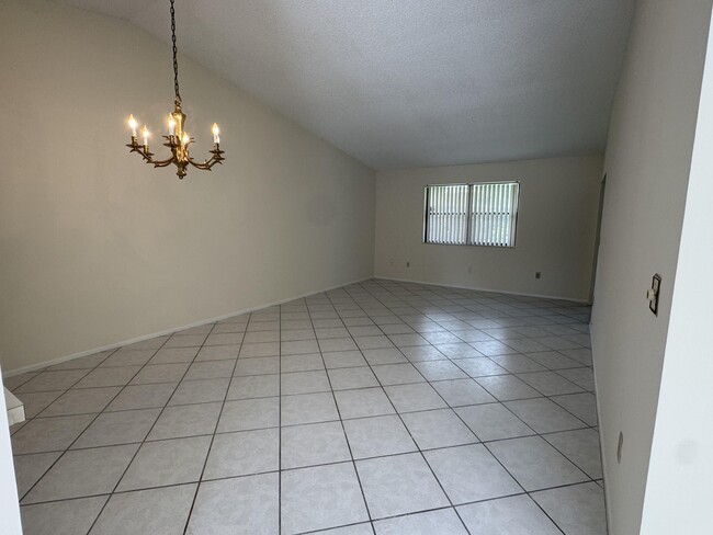 Building Photo - 446 Knollwood Ct