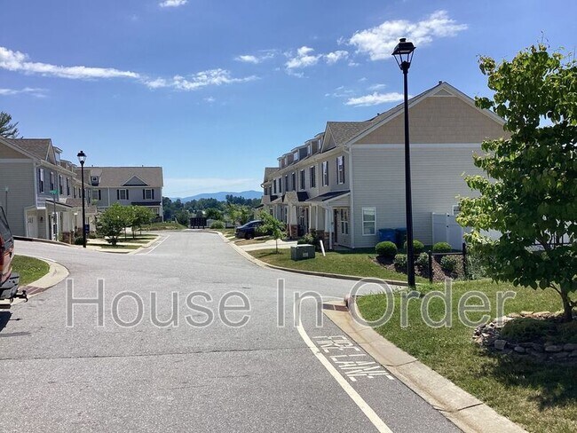 Building Photo - 102 Monmouth Way