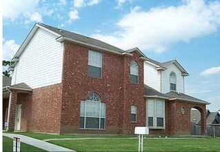 Building Photo - 815-819 Valleybrooke Drive