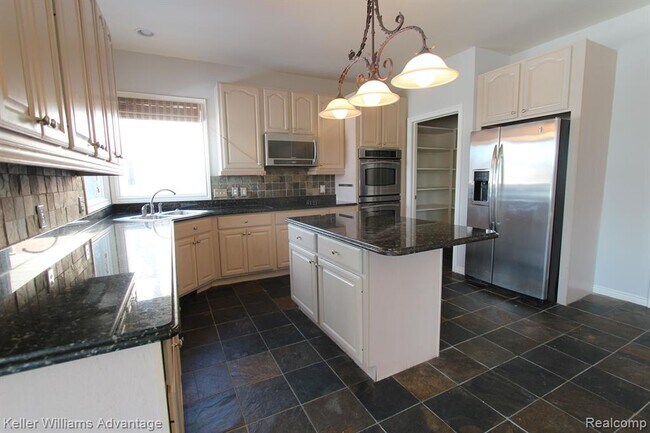 Building Photo - 18547 Clairmont Cir E