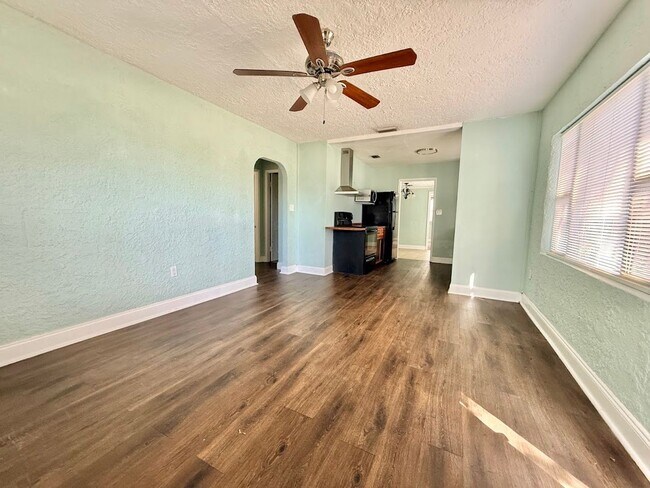 Building Photo - Super Cute 3/2 Close to Downtown!