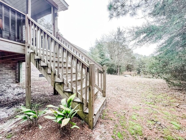 Building Photo - LOCATION! 5 mins from Carolina Beach bridg...