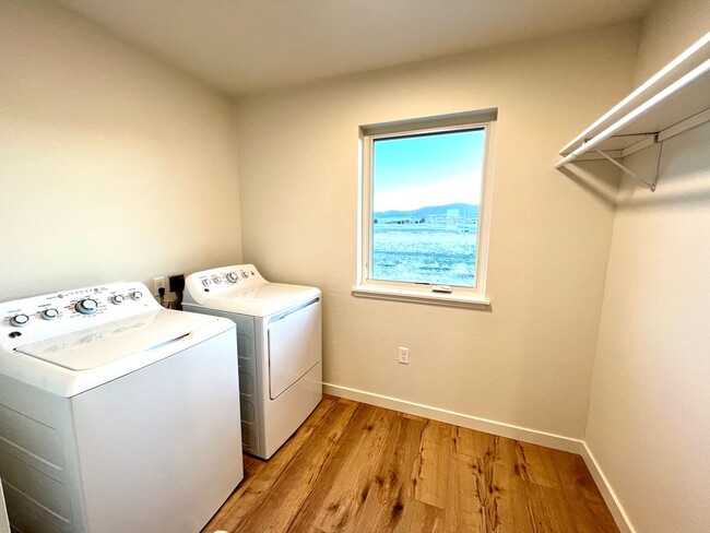 Building Photo - New, Pet Friendly, 2 bed 2 bath Townhouses!