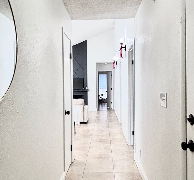 Building Photo - Fantastic 4 bedroom home with a 1 car garage and driveway space for additional car! Backyard and ...