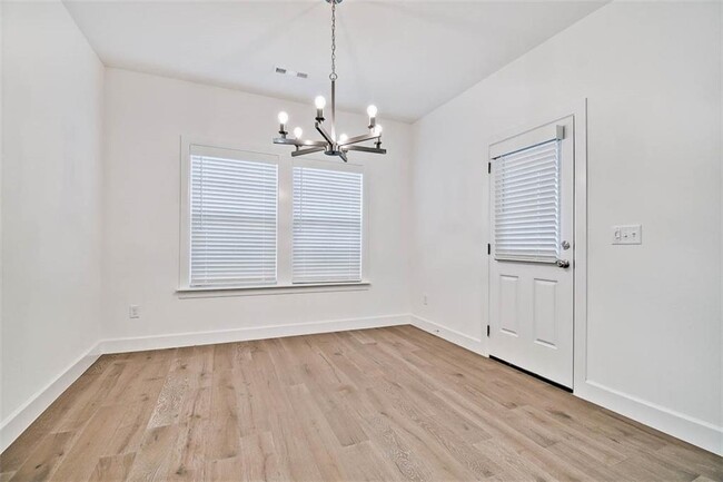 Building Photo - 5 Stoneleigh Ln