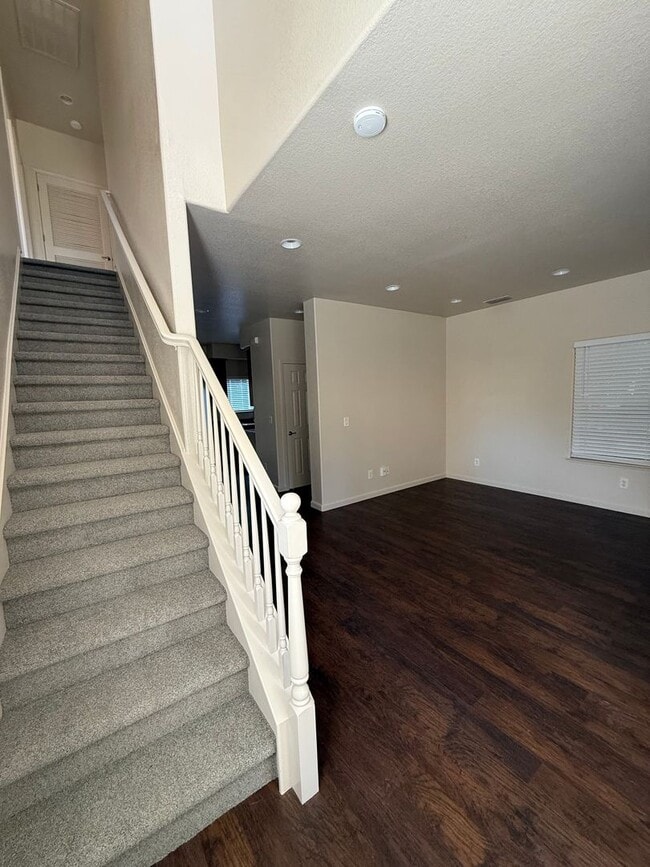 Building Photo - 3 Bedroom Home Close to Gym and Shopping-$1,000 OFF First Month's Rent