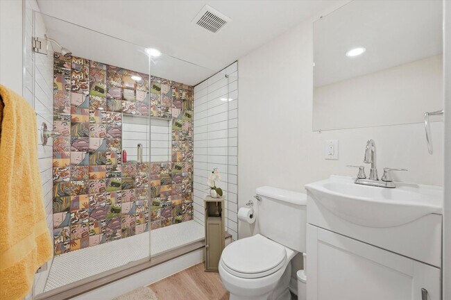 Building Photo - Detached Luxury 4BR/3B Retreat with Skyline Rooftop Deck, Wet Bars, Driveway & Massive Yard