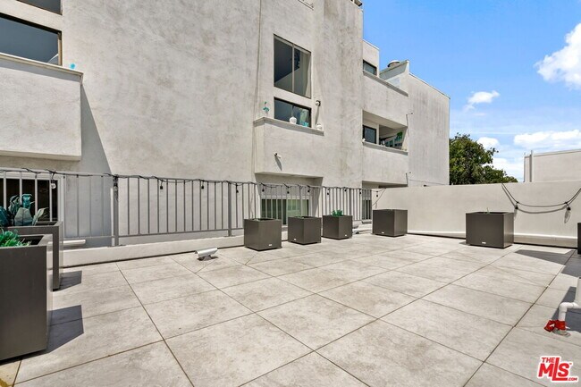 Building Photo - 621 Huntley Dr