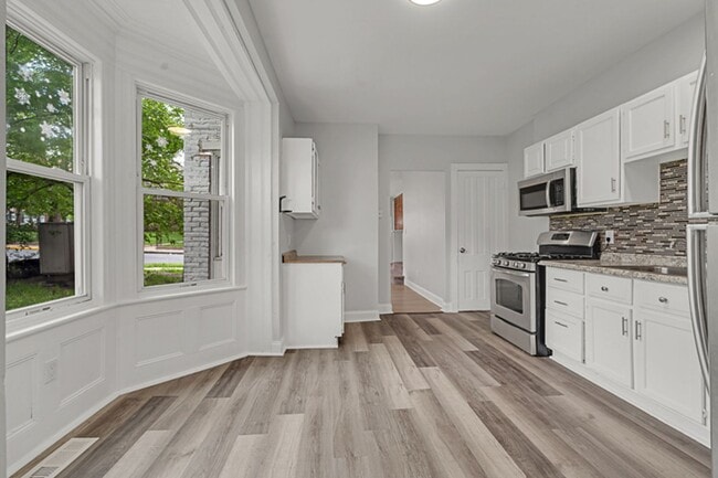 Building Photo - Freshly Renovated 4-Bedroom Home with Cent...