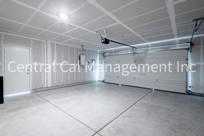 Building Photo - 4 Bedroom/2 Bath Home with Solar in the Desired Southwest - $2500 Per Month!