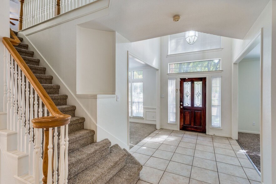 Building Photo - 2021 Broadleaf Dr