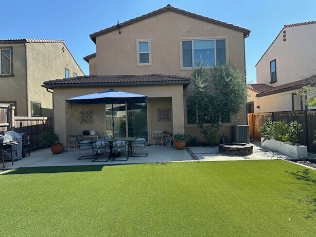 Building Photo - $2,395 Tesoro Viejo Gorgeous 2 Bed + Offic...