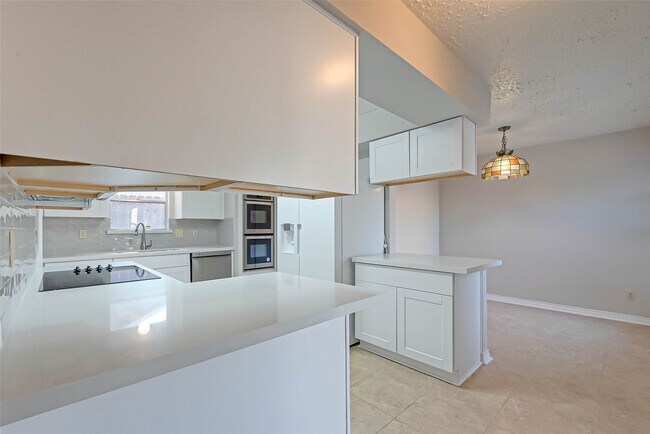 Building Photo - 22610 Deville Dr