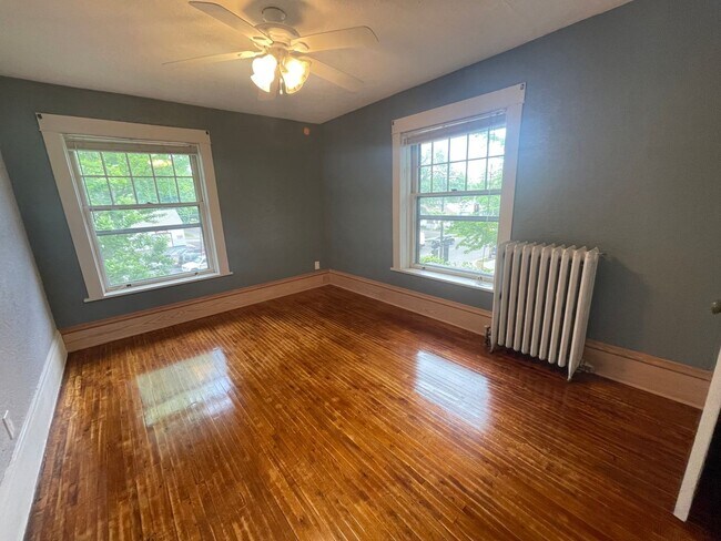 Building Photo - June 2026 ~ Cute 5 bedroom house. Spacious...