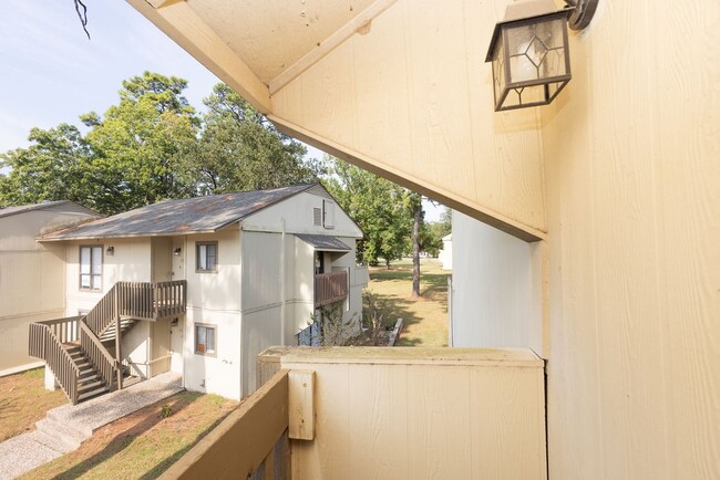 Building Photo - 15919 Golf Club Dr