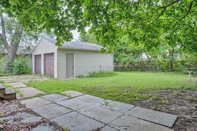 Building Photo - 2 Bed Bungalow in Champaign- Available August 2026