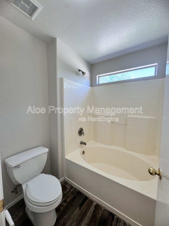 Building Photo - 9138 W Ross Ave